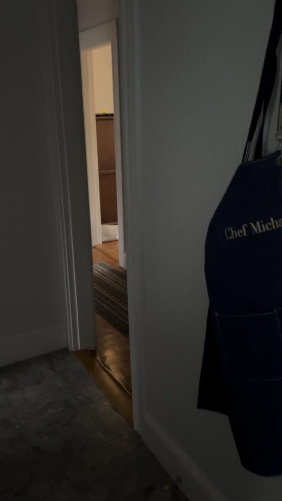 Câinele tău te ignoră când intri pe ușă? Află motivul surprinzător și ce poți face ca să te recunoască imediat!